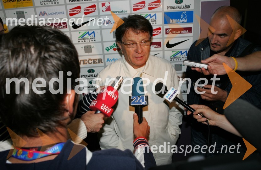 Trener nogometnega kluba Hajduk iz Splita, nekdanji selektor hrvaške reprezentance in nekdanji trener NK Mura Miroslav Blaževič - Čiro, oblegan z novinarjiStipe Balajič poslovilna tekma