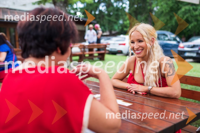  Alja Omladič - Alya, pevkaLady piknik pod klobuki 2022