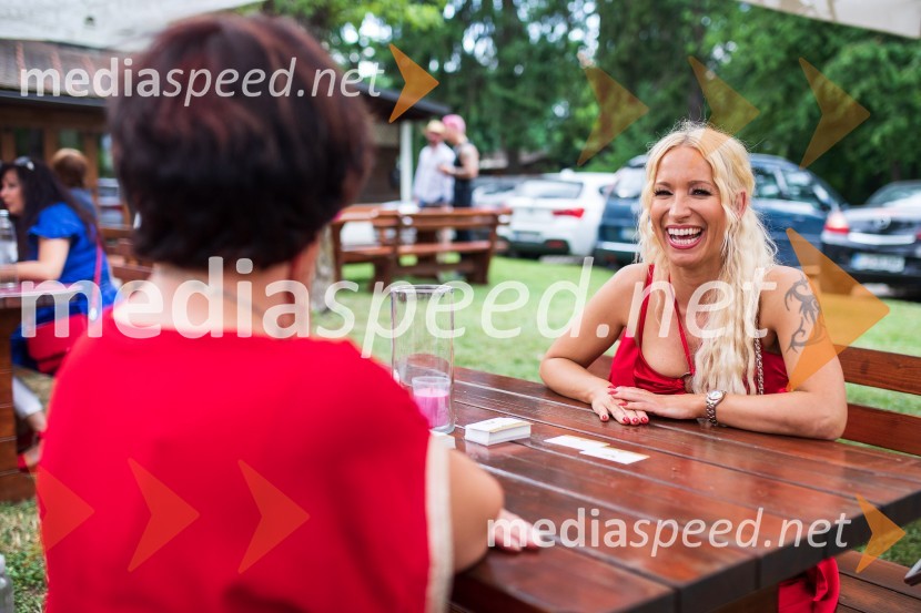  Alja Omladič - Alya, pevkaLady piknik pod klobuki 2022