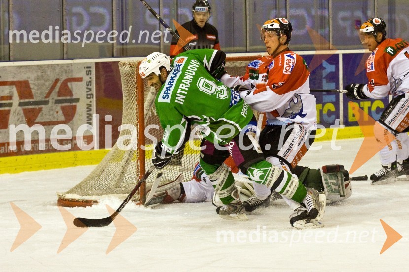 Ralph Intranuovo, hokejist Olimpije in Dustin Johner, hokejist Innsbrucka in strelec drugega zadetkaHokej: Liga Ebel, 42. krog: Tilia Olimpija - Innsbruck