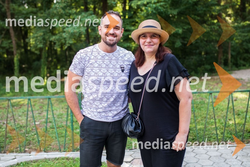  Žiga Lakner, pevec;  Teja Pelko, novinarka, Svet24Lady piknik pod klobuki 2022