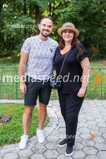  Žiga Lakner, pevec;  Teja Pelko, novinarka, Svet24Lady piknik pod klobuki 2022