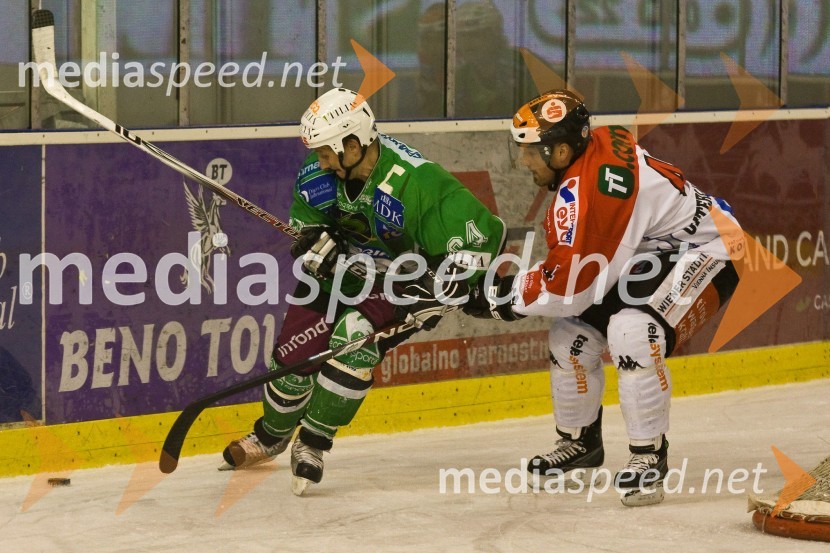 Tomaž Vnuk, kapetan Tilie Olimpije in strelec drugega zadetka in Gerhard Unterluggauer, hokejist InsbruckaHokej: Liga Ebel, 42. krog: Tilia Olimpija - Innsbruck