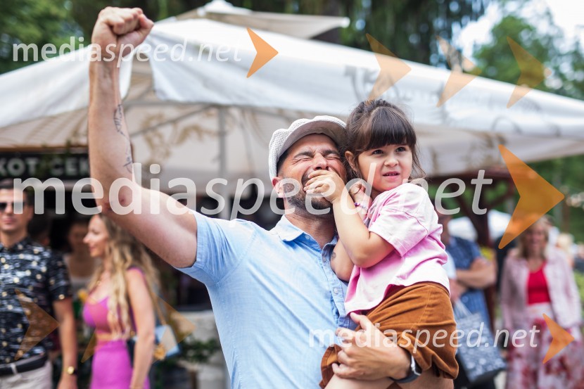  Uroš Bitenc, moderator, vplivneš;  Ula Sijaj BitencLady piknik pod klobuki 2022