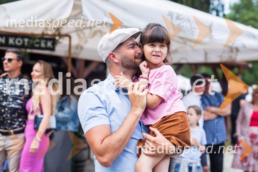  Uroš Bitenc, moderator, vplivneš;  Ula Sijaj BitencLady piknik pod klobuki 2022