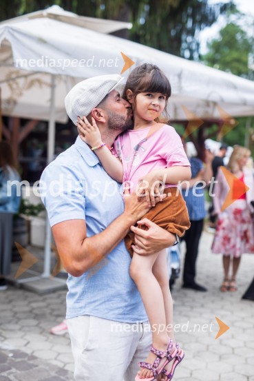  Uroš Bitenc, moderator, vplivneš;  Ula Sijaj BitencLady piknik pod klobuki 2022