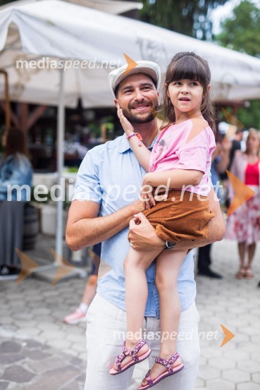  Uroš Bitenc, moderator, vplivneš;  Ula Sijaj BitencLady piknik pod klobuki 2022
