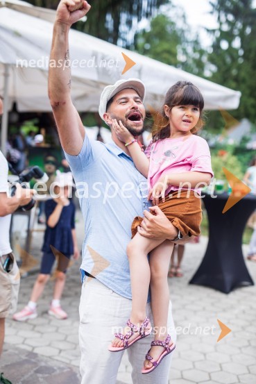  Uroš Bitenc, moderator, vplivneš;  Ula Sijaj BitencLady piknik pod klobuki 2022