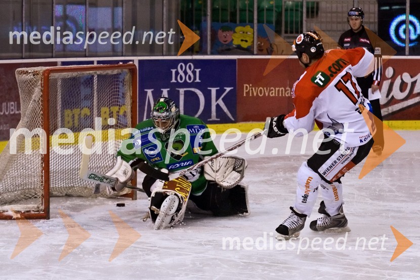 Aleš Sila, vratar Tilie Olimpije in Steve Guolla, hokejist Innsbrucka, strelec tretjega zadetkaHokej: Liga Ebel, 42. krog: Tilia Olimpija - Innsbruck
