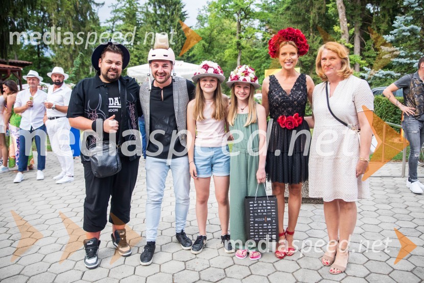  Nejc Simšič, novinar;  Dejan Krajnc, Dejan Dogaja;  ... ;  ... ;  Patricija Rijavec Simonič;  Simona Dakić - Nemanić, urednica revije LadyLady piknik pod klobuki 2022