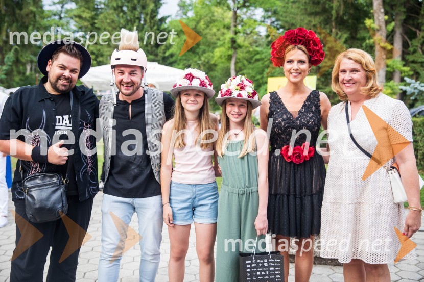  Nejc Simšič, novinar;  Dejan Krajnc, Dejan Dogaja;  ... ;  ... ;  Patricija Rijavec Simonič;   Simona Dakič Nemanič, odgovorna urednica revije LadyLady piknik pod klobuki 2022