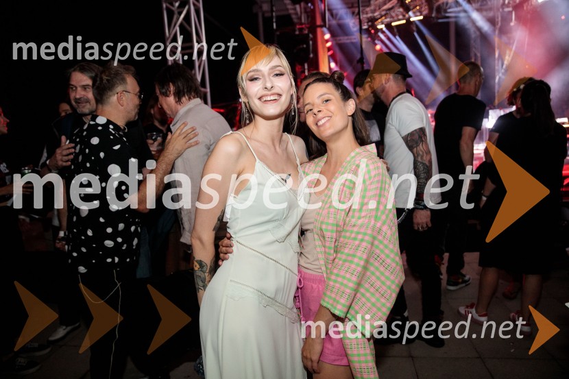  Sara Briški Cirman - Raiven, pevka, harfistka;  Manca  Trampuš, skupina Koala VoiceVal 202, veliki koncert ob 50. obletnici