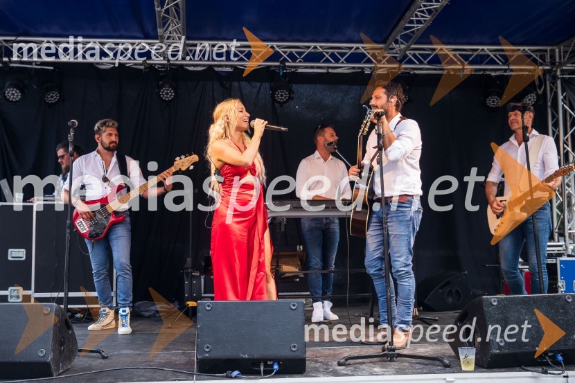  Alja Omladič - Alya, pevka;  Jernej Tozon, pevec, skupina ČukiLady piknik pod klobuki 2022