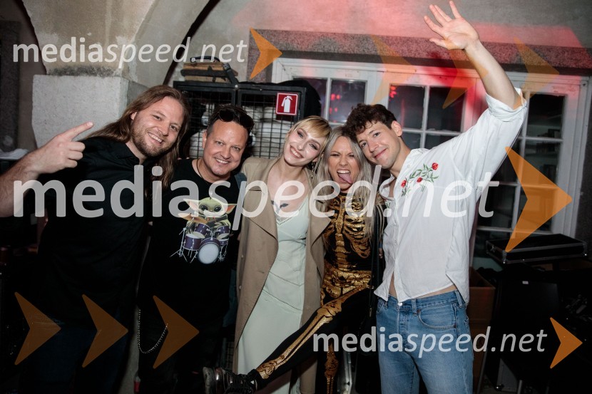  ... ;  Rok Golob, skladatelj, dirigent in aranžer, King Foo;  Sara Briški Cirman - Raiven, pevka, harfistka;  Aleksandra Josić, pevka skupine King Foo;  Gašper  Šantl, glasbenikVal 202, veliki koncert ob 50. obletnici