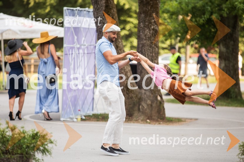  Uroš Bitenc, moderator, vplivneš;  Ula Sijaj BitencLady piknik pod klobuki 2022