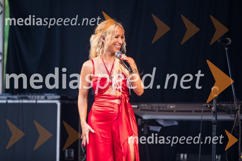  Alja Omladič - Alya, pevkaLady piknik pod klobuki 2022