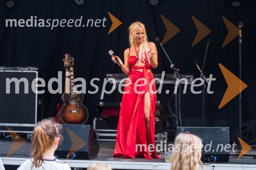  Alja Omladič - Alya, pevkaLady piknik pod klobuki 2022