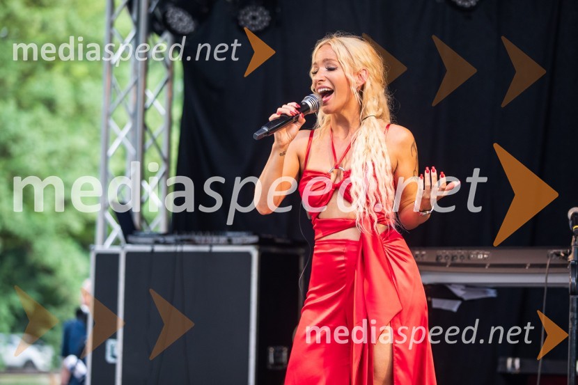  Alja Omladič - Alya, pevkaLady piknik pod klobuki 2022