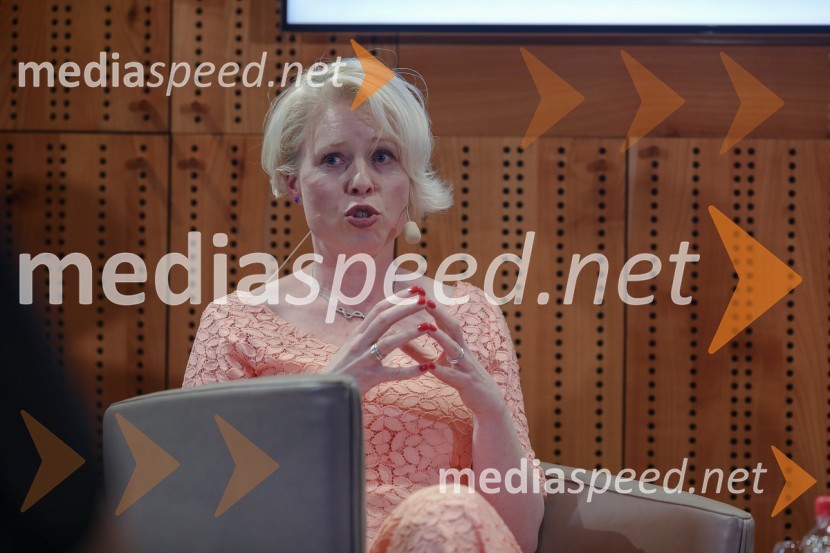 mag. Urška Klakočar Zupančič, predsednica Državnega zbora RS, podpredsednica Gibanja SvobodaUrška Klakočar Zupančič v pogovoru z Darjo Groznik, na Škrabčevi domačiji