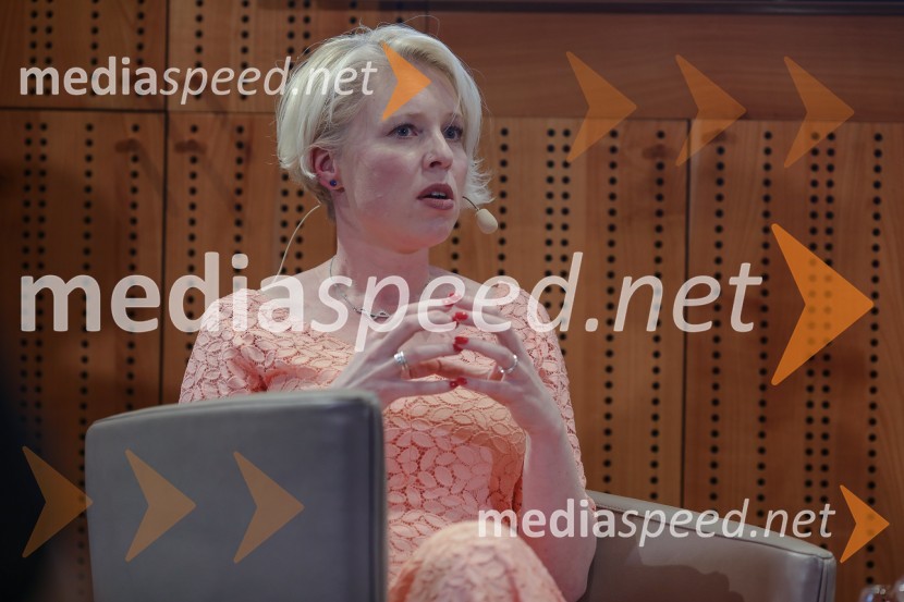 mag. Urška Klakočar Zupančič, predsednica Državnega zbora RS, podpredsednica Gibanja SvobodaUrška Klakočar Zupančič v pogovoru z Darjo Groznik, na Škrabčevi domačiji