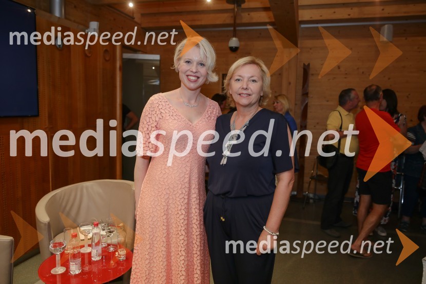 mag. Urška Klakočar Zupančič, predsednica Državnega zbora RS, podpredsednica Gibanja Svoboda;   Darja  Groznik, odgovorna urednica 1. programa Radia Slovenija, predsednica ZPMSUrška Klakočar Zupančič v pogovoru z Darjo Groznik, na Škrabčevi domačiji