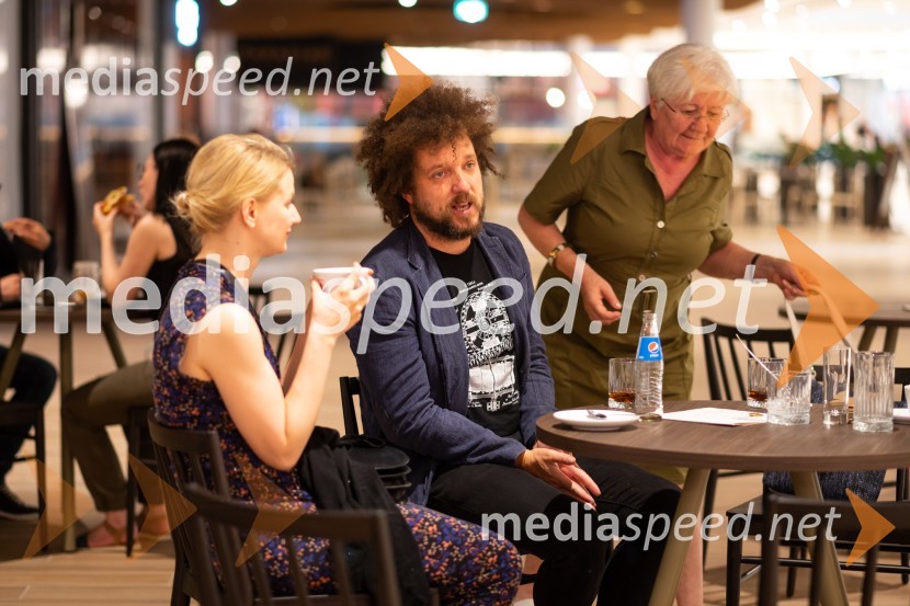  ... ;  Janez Dovč, glasbenik;  ... Vesolje med nami, premiera filma v Cineplexxu