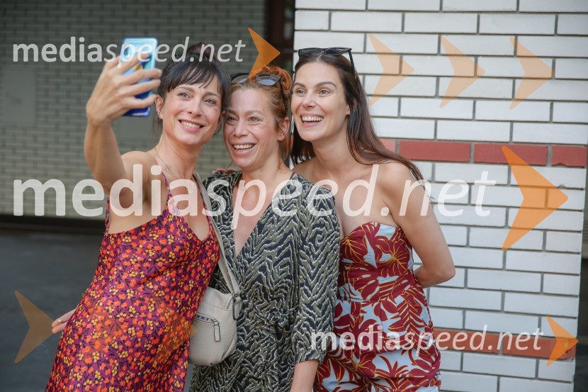  Tina Gorenjak, igralka;  ... ;  Ula  Furlan, igralka, voditeljica, vodja stikov z javnostmi Kina ŠiškaOtvoritev kozmetičnega salona Ajna