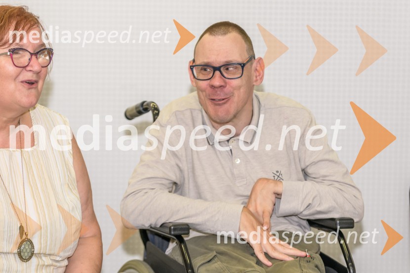  Milena Pivec, direktorica Založbe Pivec;  Luka  Prosnik, pesnik in pisateljLeopoldove živahne tačke, predstavitev knjige Luke Prosnika