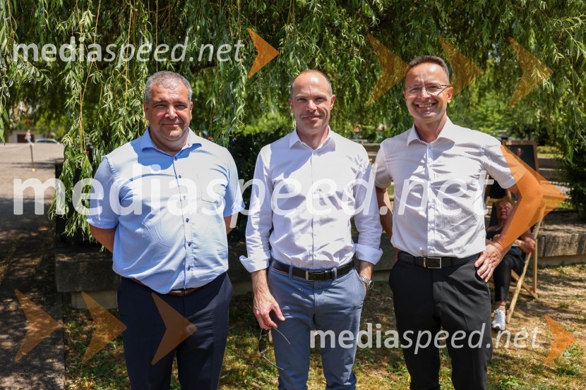  ... ;  Robert Lešnik, vodja zunanjega oblikovanja, Mercedes-Benz;  ... Robert Lešnik predstavil Mercedes EQS in EQB