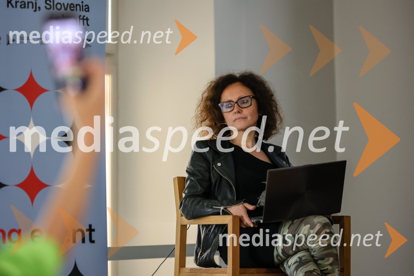  Mateja Valentinčič, novinarkaReActing as a Star - igrajo lokalno, delujejo globalno,  druženje z mediji