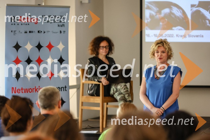  Mateja Valentinčič, novinarka;  Tina Hajon, vodja programa ReActing as a StarReActing as a Star - igrajo lokalno, delujejo globalno,  druženje z mediji