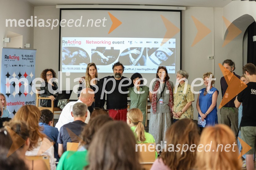  Mateja Valentinčič, novinarka;  Jelena Graovac Luč;  ... ;  ... ;  ... ;  Nathalie Cheron;  Tina Hajon, vodja programa ReActing as a Star;  David ZitzlspergerReActing as a Star - igrajo lokalno, delujejo globalno,  druženje z mediji