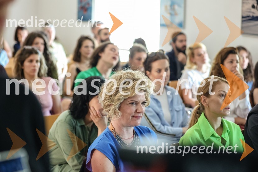  Tina Hajon, vodja programa ReActing as a Star;  Alena Džebo, igralkaReActing as a Star - igrajo lokalno, delujejo globalno,  druženje z mediji