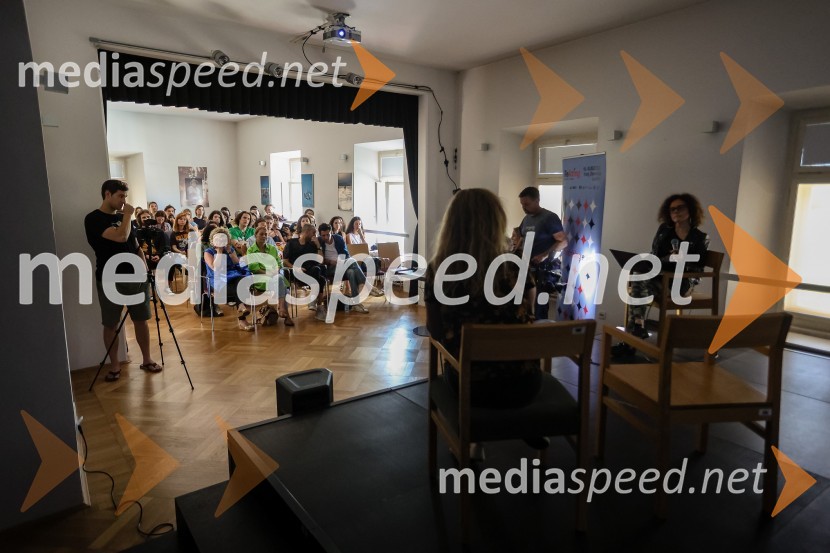 ReActing as a Star - igrajo lokalno, delujejo globalno,  druženje z mediji