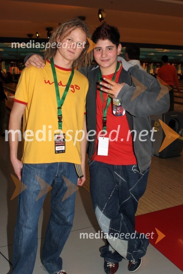 Tadej Zbičajnik - raper TRIIIPLE in Rok Kolar, njegov menedžer in violinist skupine Naio Ssaion 
Bowling zvezd, finale Planet Tuš Celje