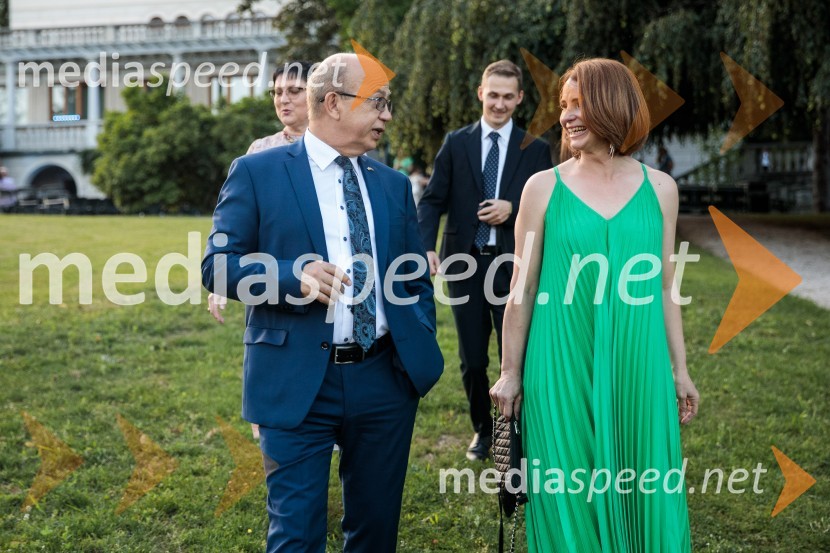  Mihajlo  Brodovič, ukrajinski veleposlanik v Sloveniji;  Maja Vidergar , predsednica Lions kluba Ljubljana IliriiaKresna noč 2022, dobrodelna prireditev Lions kluba Ljubljana Ilirija