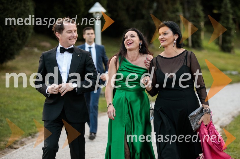  Tomaž Orešič, podpredsednik skupine Resalta;  Tijana Orešič Barač, dr. med. specialistka dermatologije;  Simona  Špilak, direktorica BOC InstituteKresna noč 2022, dobrodelna prireditev Lions kluba Ljubljana Ilirija