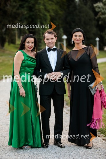  Tijana Orešič Barač, dr. med. specialistka dermatologije;  Tomaž Orešič, podpredsednik skupine Resalta;  Simona  Špilak, direktorica BOC InstituteKresna noč 2022, dobrodelna prireditev Lions kluba Ljubljana Ilirija