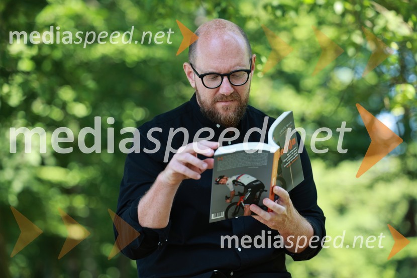  Uroš Buh, glasbenik, igralec, pisateljPredstavitev biografije Mateja Mohoriča