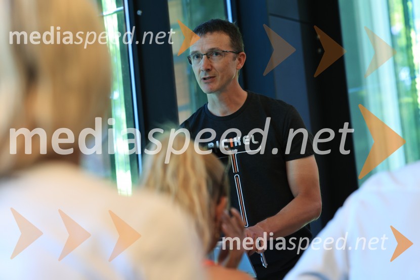  Boštjan Svete, urednik knjige MohopedijaPredstavitev biografije Mateja Mohoriča