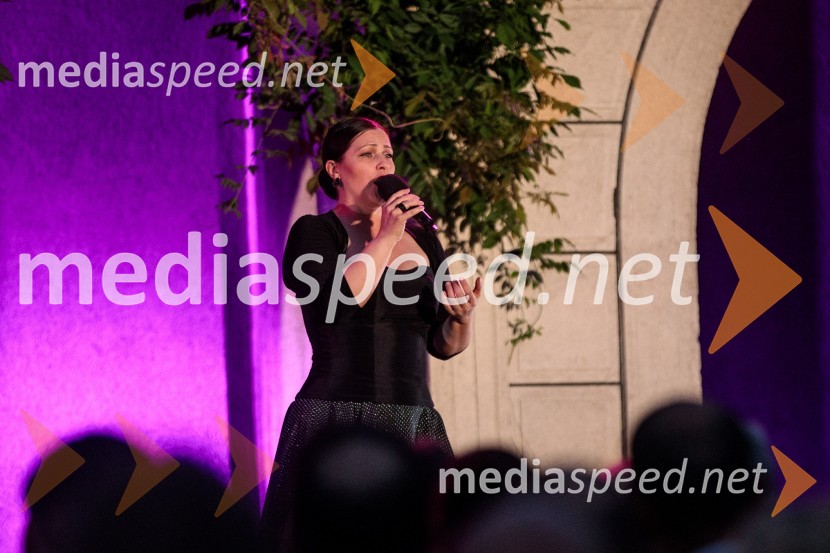  Nuška Drašček, pevkaKresna noč 2022, dobrodelna prireditev Lions kluba Ljubljana Ilirija