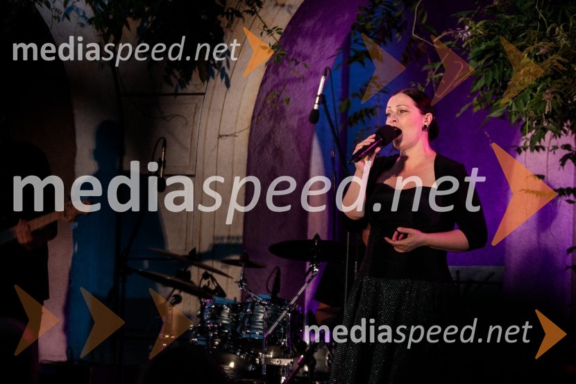  Nuška Drašček, pevkaKresna noč 2022, dobrodelna prireditev Lions kluba Ljubljana Ilirija