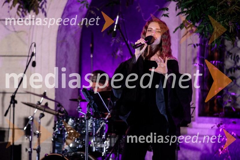  Maja Keuc, pevka, AmayaKresna noč 2022, dobrodelna prireditev Lions kluba Ljubljana Ilirija