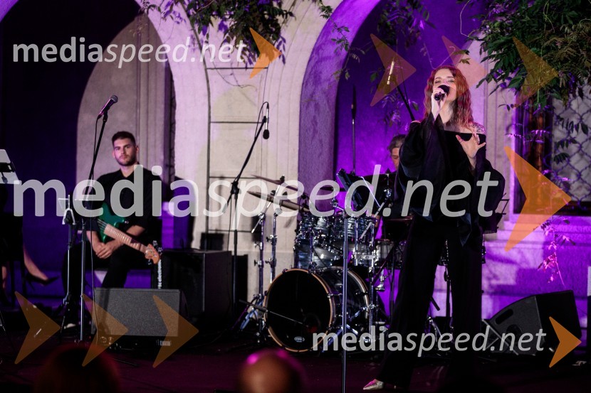  Maja Keuc, pevka, AmayaKresna noč 2022, dobrodelna prireditev Lions kluba Ljubljana Ilirija