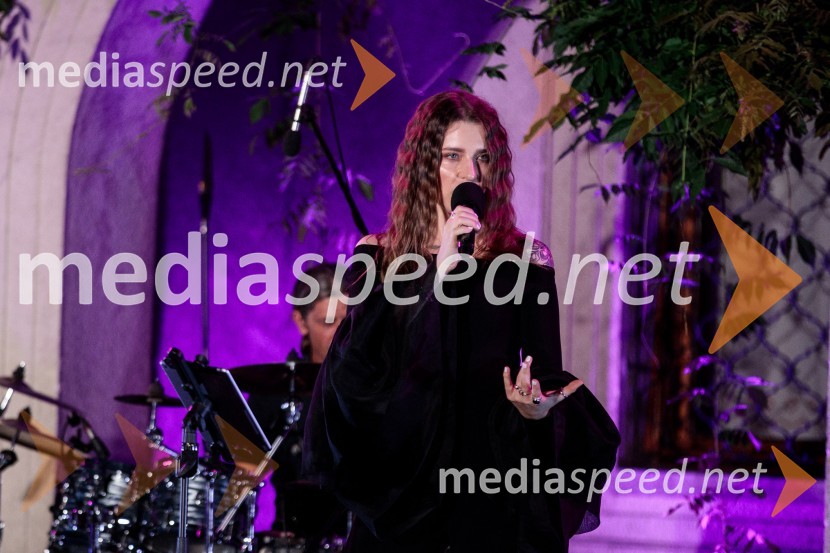  Maja Keuc, pevka, AmayaKresna noč 2022, dobrodelna prireditev Lions kluba Ljubljana Ilirija