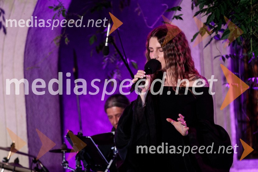  Maja Keuc, pevka, AmayaKresna noč 2022, dobrodelna prireditev Lions kluba Ljubljana Ilirija