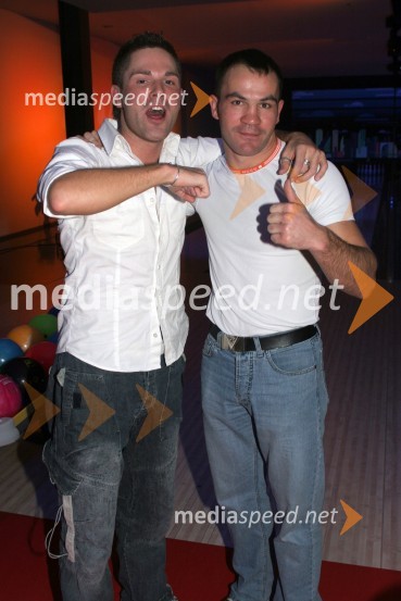 Pevec Sebastian in boksar Dejan ZavecBowling zvezd, finale Planet Tuš Celje