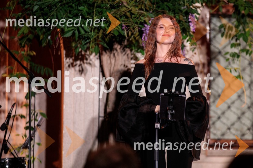  Maja Keuc, pevka, AmayaKresna noč 2022, dobrodelna prireditev Lions kluba Ljubljana Ilirija