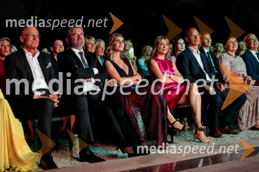  Janez  Škrabec, direktor Riko d.o.o., predsednik Slovensko-ruskega poslovnega sveta;  Ernest Novak, plastični kirurg;  Nejka  Grabnar,  HR & Communications Business Partner, Numip;  Barbara Uranjek, direktorica, Britansko-slovenska gospodarska zbornica;  Primož Kozina, odvetnik;  ... Kresna noč 2022, dobrodelna prireditev Lions kluba Ljubljana Ilirija