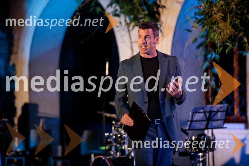  Klemen Bučan, radijski voditelj, stand-up komik, DJKresna noč 2022, dobrodelna prireditev Lions kluba Ljubljana Ilirija